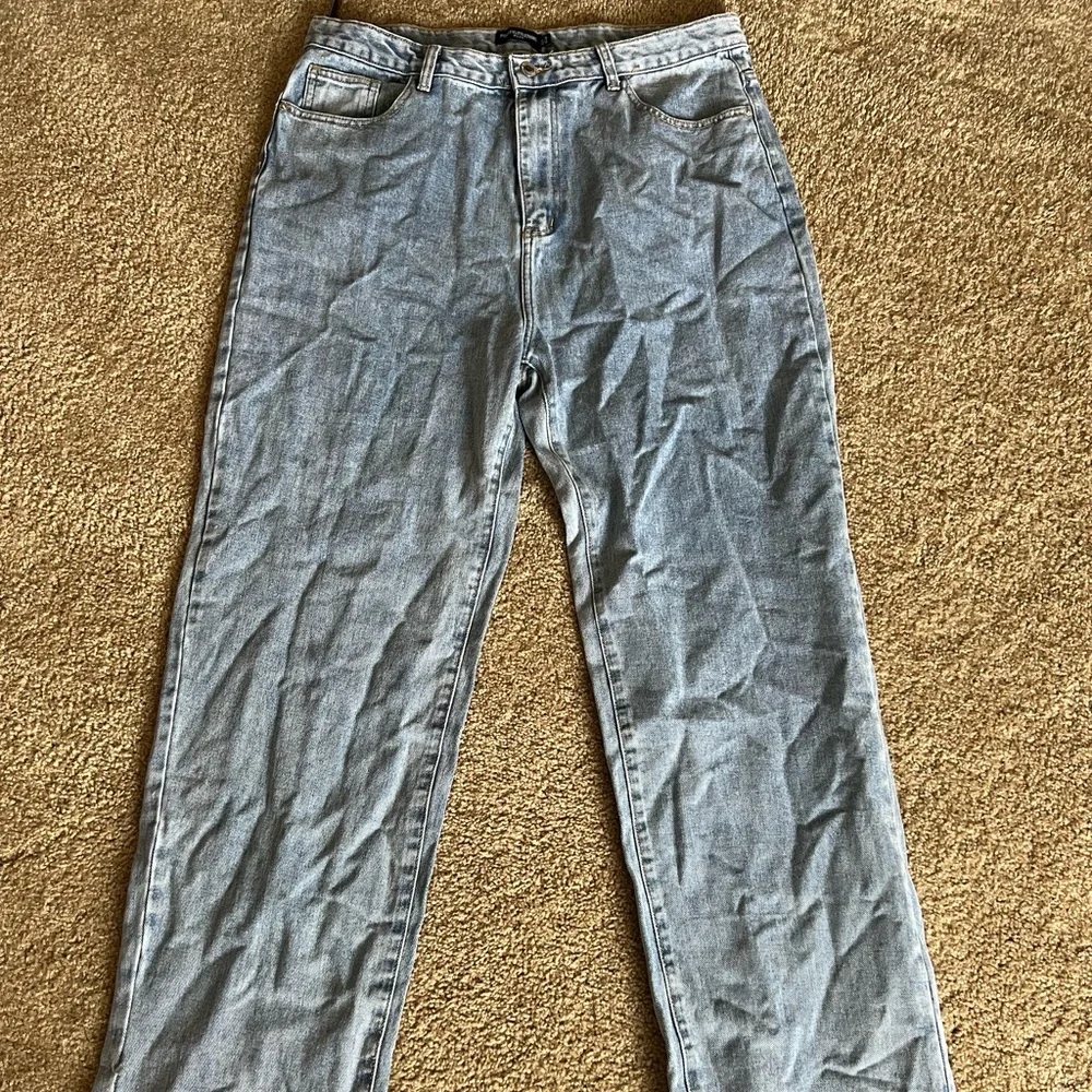 Pretty Little Thing Split Hem Straight Leg Jeans - Picture 2 of 5